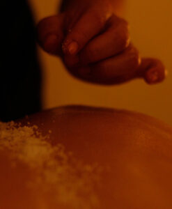 Peeling corporal con sales en cabina, incluido en el Pack Nº9